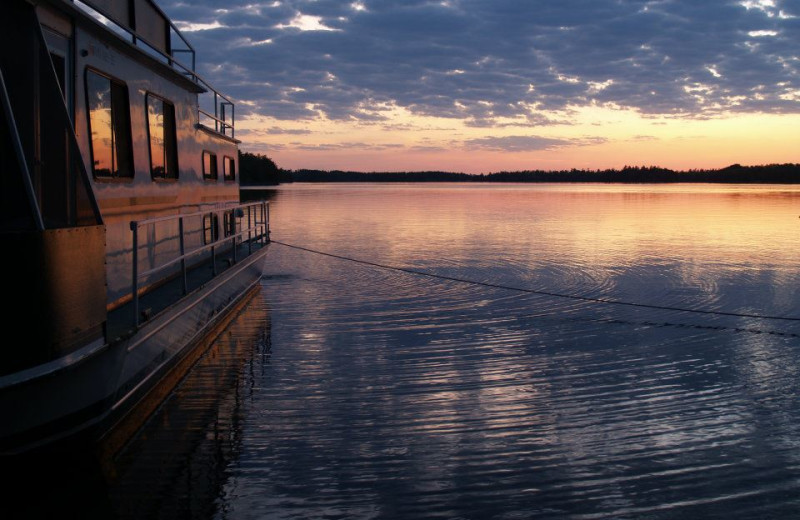 Sailing on the lake at Rainy Lake Houseboats.