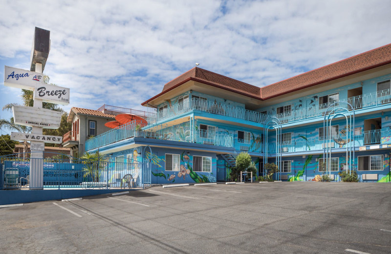 Exterior view of Aqua Breeze Inn.