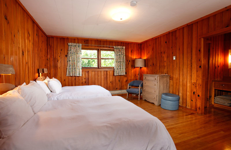 Guest bedroom at Killarney Mountain Lodge.