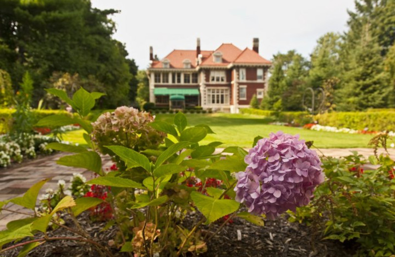 Exterior view of Cortland Alumni House.