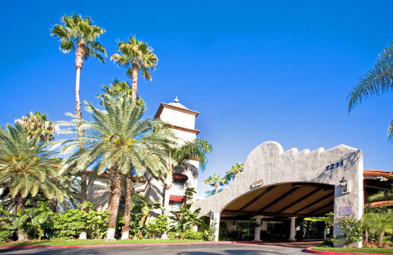 Exterior view of Radisson Suites Hotel Covina.