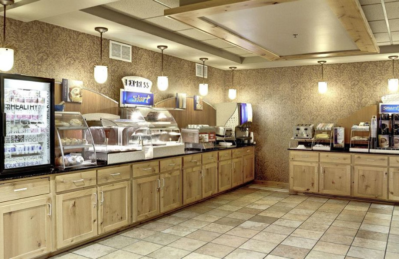 Breakfast room at Holiday Inn Express Brainerd.