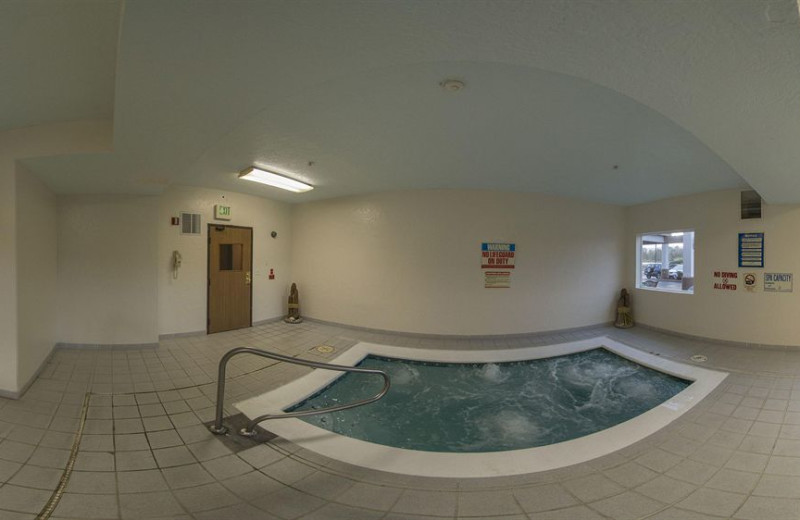 Hot tub at Quality Inn Lincoln City.