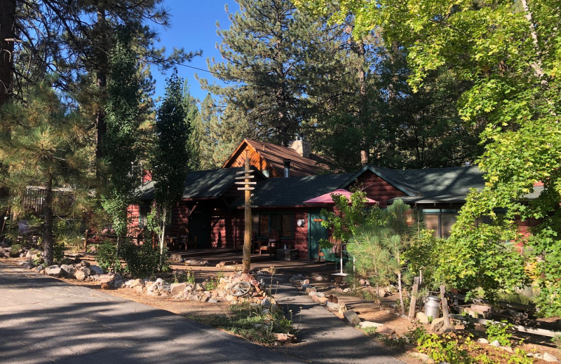 Exterior view of Eagle's Nest Bed and Breakfast Lodge.