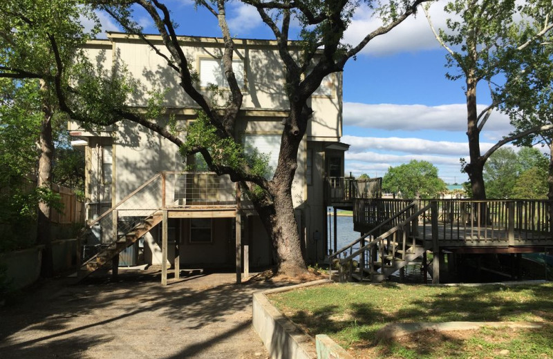 Exterior view of Treehouse Hideaway on Lake LBJ.