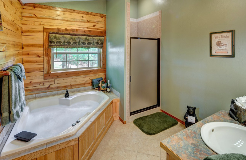 Cabin bathroom at Lake Forest Luxury Log Cabins.