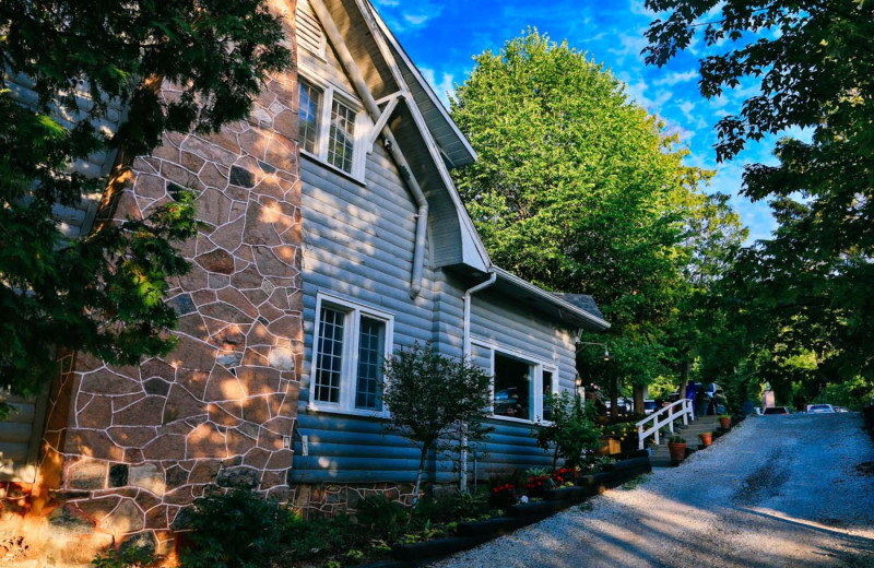 Exterior view of Bonnie View Inn.