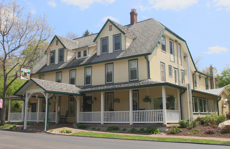 Exterior view of Eagles Mere Inn.