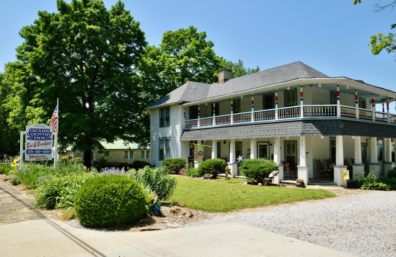 Exterior view of Ozark Country Inn.