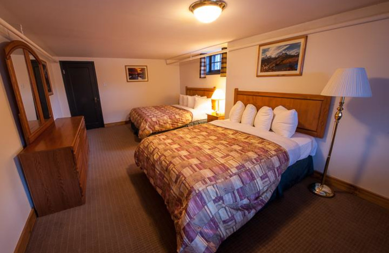 Guest bedroom at Inns of Banff.