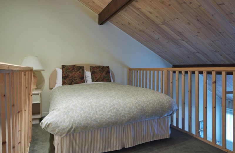 Guest room at Sir Sam's Inn and WaterSpa.