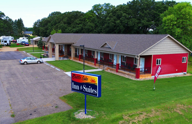 Exterior view of Battle Lake Inn and Suites.