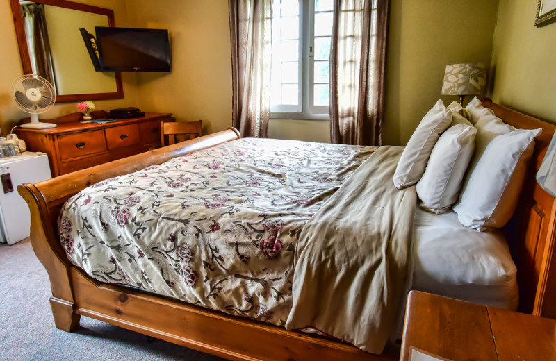 Guest room at Bonnie View Inn.