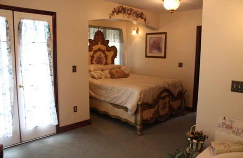 English Fox Hunt Cottage bedroom at The 1887 Hansen House Bed & Breakfast.