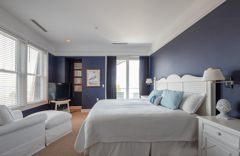 Guest bedroom at Bay Harbor Village Hotel & Conference Center.