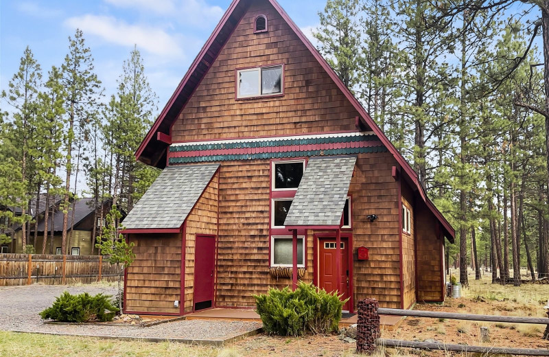 Rental exterior at Sisters Vacation Rentals.