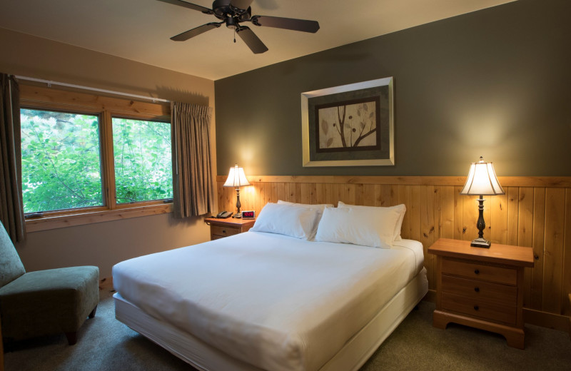 Guest bedroom at Ruttger's Bay Lake Lodge.