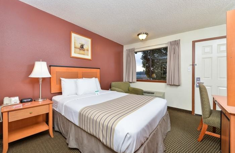 Guest room at Chehalis Inn & Suites.