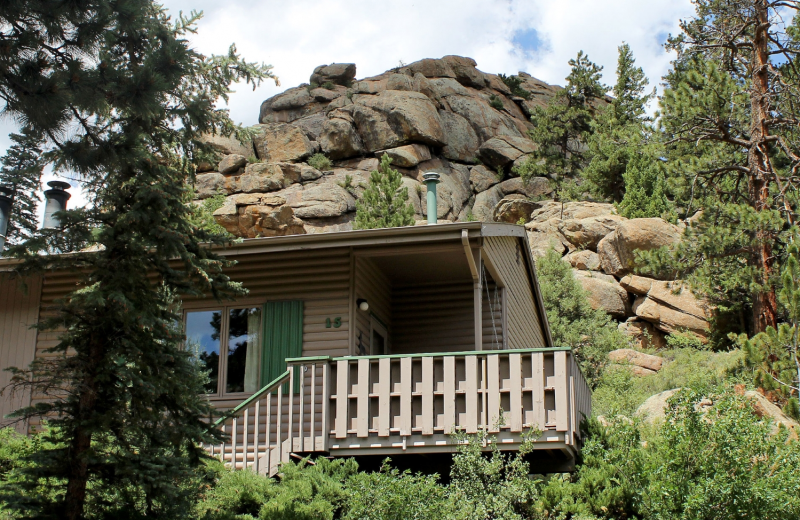 Cabin exterior at Sunnyside Knoll Resort.