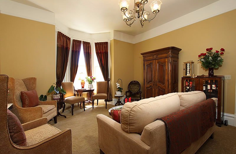 Living room at Hennessey House Bed & Breakfast.