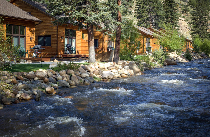 Exterior view of River Stone Resorts & Bear Paw Suites.