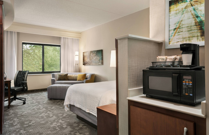 Guest room at Courtyard Middletown.