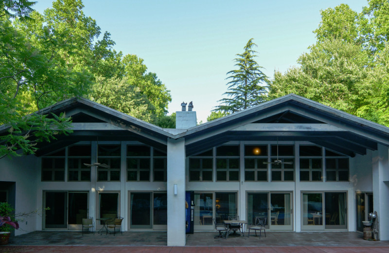 Exterior view of Pilot Knob Inn Bed & Breakfast.