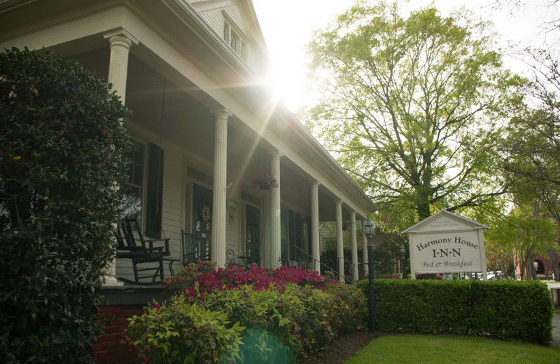 Exterior view of Harmony House Inn.