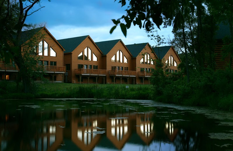 Exterior view of Grizzly Jacks Grand Bear Resort.