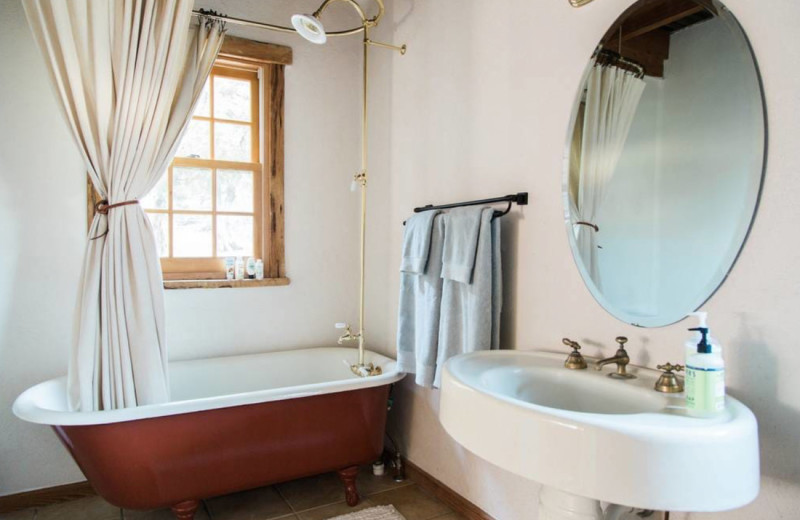 Cabin bathroom at Cabin 71.