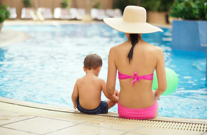 Family by the pool at Pointe Hilton Tapatio Cliffs Resort.