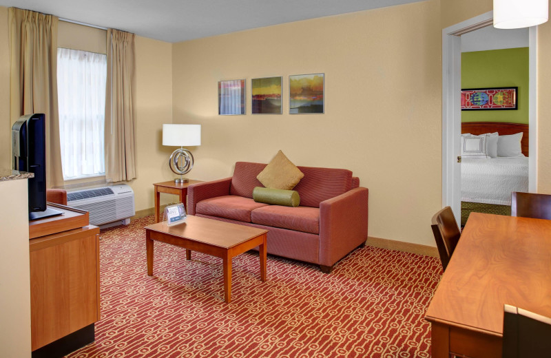 Guest room at TownePlace Suites by Marriott Findlay.