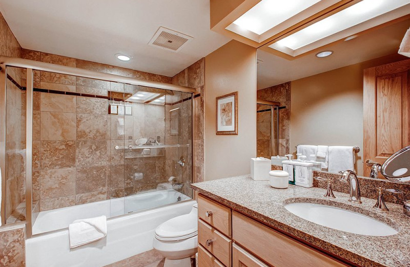 Guest bathroom at The Galatyn Lodge.