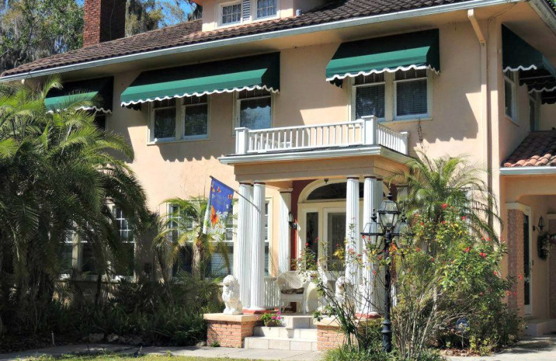 Exterior view of Magnolia Inn Bed & Breakfast.