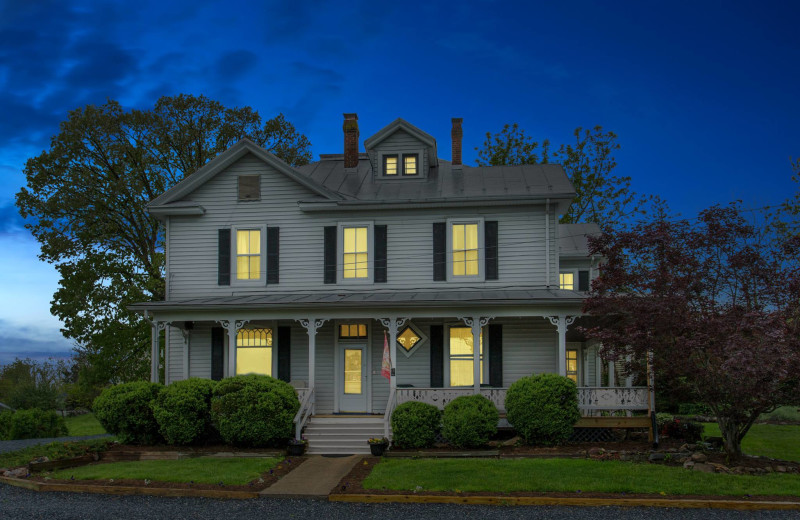 Exterior view of Mayneview Bed & Breakfast at Luray Overlook.