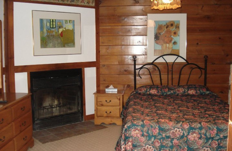 Guest room at Hôtel Alpine Inn.