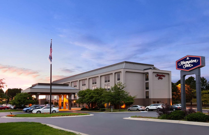 Exterior view of Hampton Inn Cadillac.