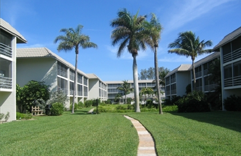 Exterior view of Sanibel Siesta Condominiums.