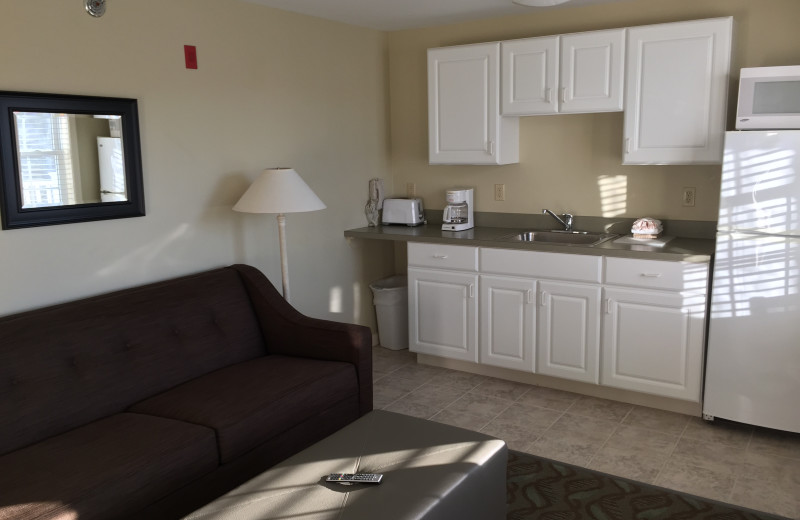 Guest room at OgunquitHotels.net.