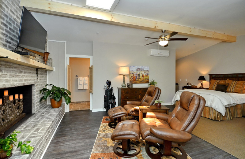 Guest room at Laurel Ridge Country Club 