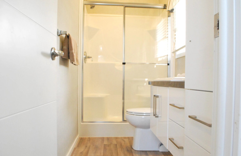 Cottage bathroom at Golden Beach Resort.
