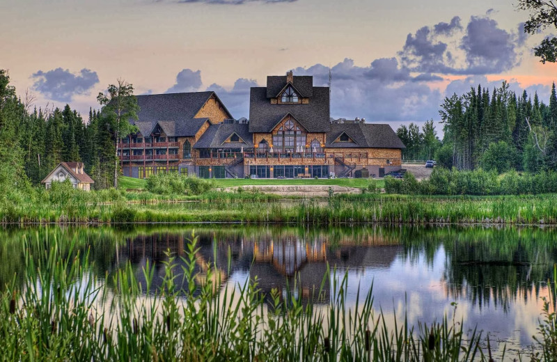 Exterior view of Elk Ridge Resort.