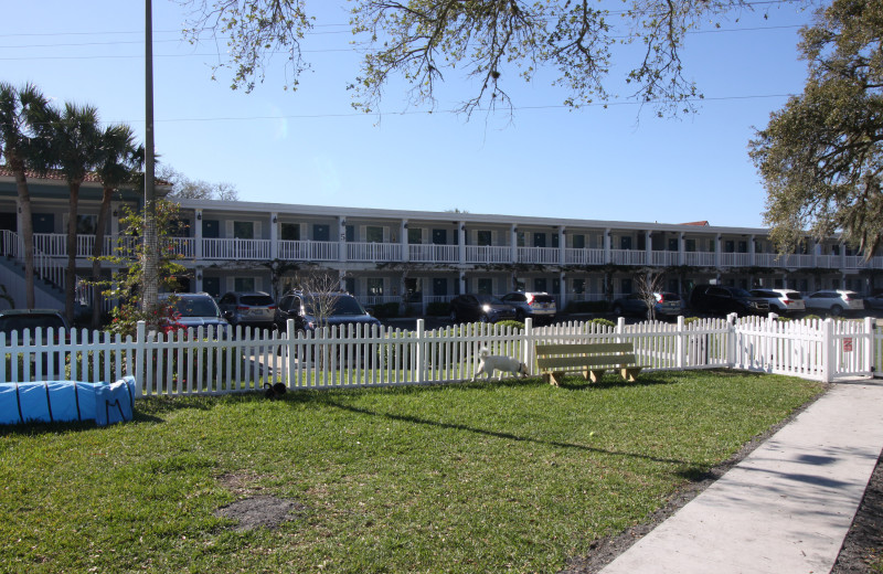 Exterior view of Southern Oaks Inn.