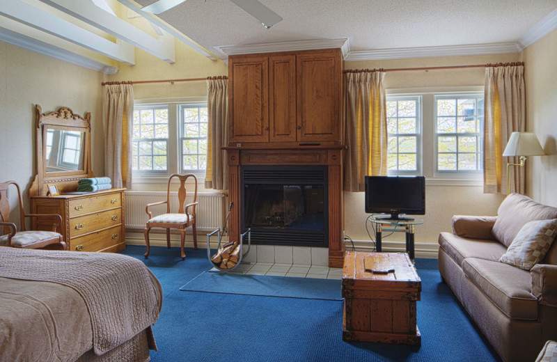 Guest room at Sir Sam's Inn and WaterSpa.