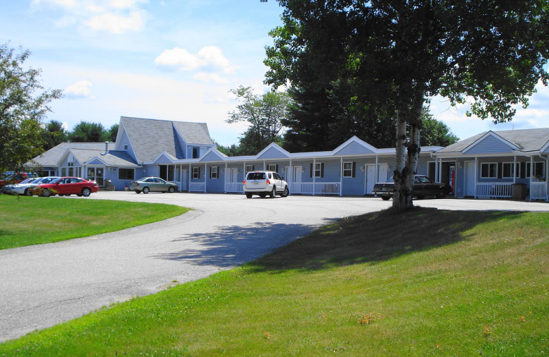 Exterior view of Pleasant Mountain Inn.