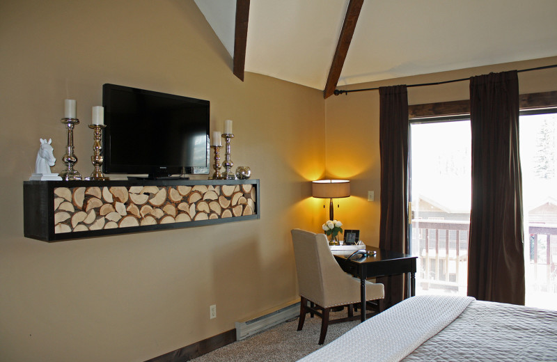 Guest bedroom at Cascade Village Condominiums.