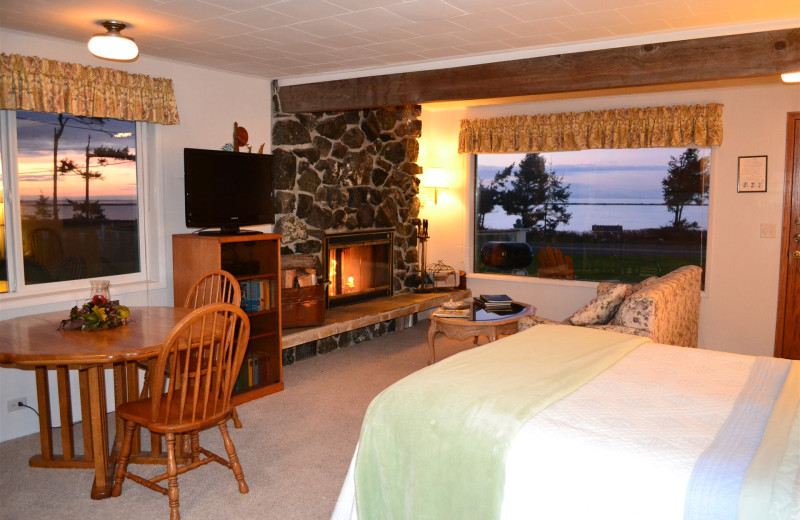 King room view at  Juan De Fuca Cottages.