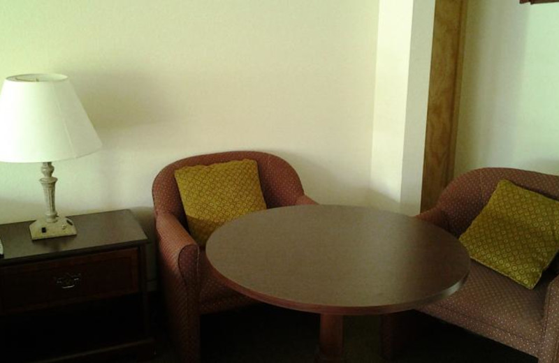 Guest sitting area at Grays Harbor Inn & Suites.