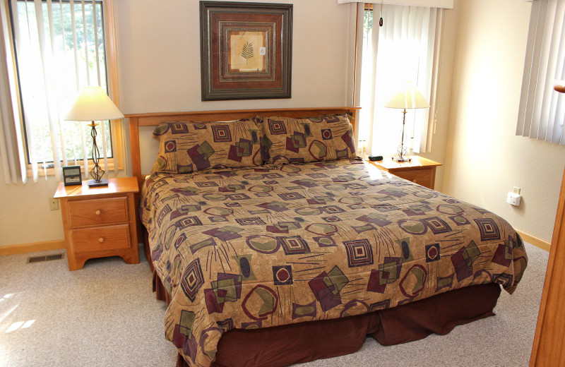 Cabin bedroom at Sunnyside Knoll Resort.