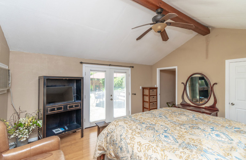 Cottage bedroom at Napa Valley Escape.